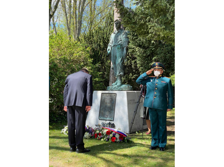 Возложение венков на кладбище Пер-Лашез по случаю Дня Победы (7 мая 2021 г.)