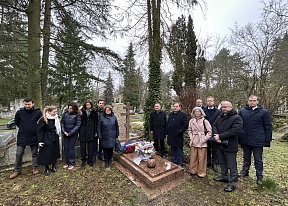 Возложение венков на кладбище Сент-Женевьев-де-Буа по случаю Дня дипломатического работника (10 февраля 2025 г.)