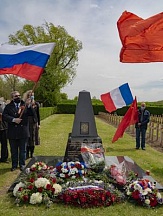 Возложение цветов по случаю Дня Победы к мемориалам советским и французским борцам Сопротивления (9 мая 2021 г.)